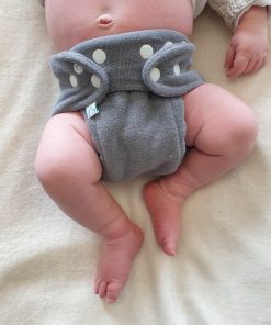 B draagt een wasbare luier van Popolini (newborn MiniSnap) Billenboetiek Utrecht
